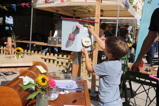 Junge am Aufsteller kl